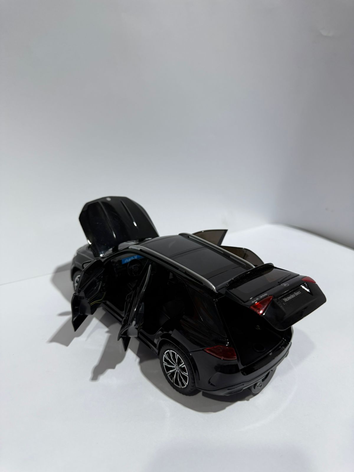 1:24 Diecast Mercedes GLE - 350 Model Car With Smoke